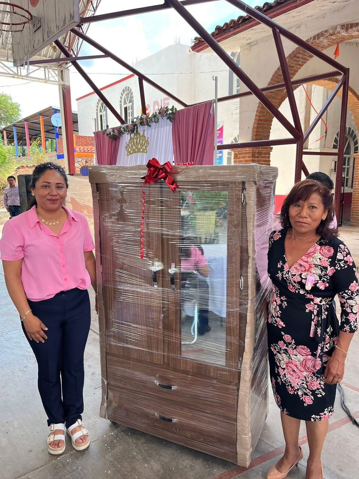 Festejando hoy 10 de mayo a todas la madrecitas de nuestro municipio.
