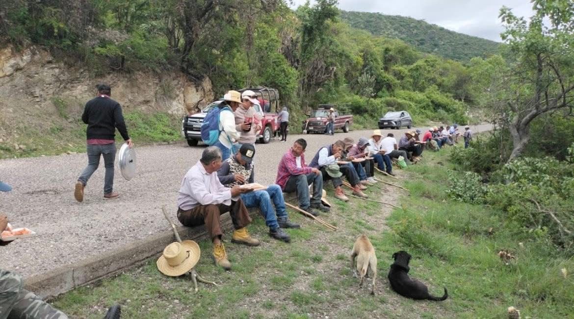 Se realizó la faena de limpieza en la carretera que comunica con la agencia vecina de Magdalena Tetaltepec, Oaxaca.