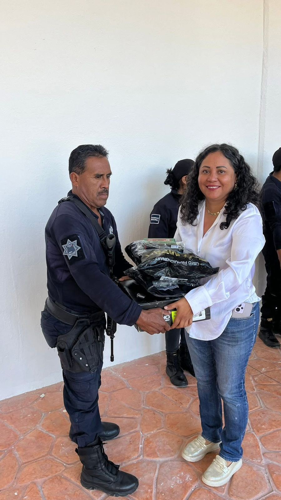 Hoy se realizó la segunda entrega de nuevos uniformes a los elementos de la policía municipal.