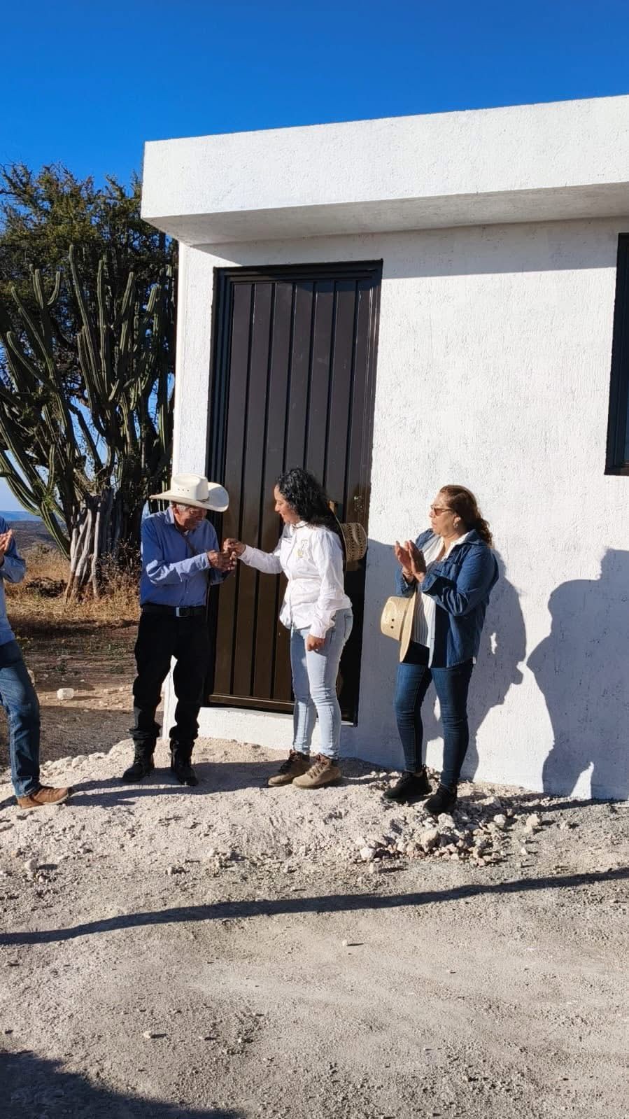 Entrega formal de los cuartos dormitorios en la inspectoría de Santa Cruz El Encinal.