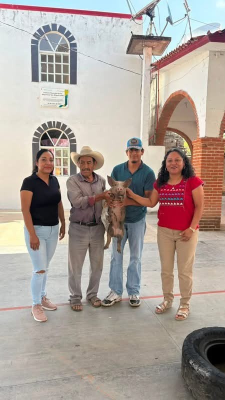 Entrega del programa de puerquitos de granja.